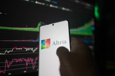 Dhaka, Bangladeş 20 Şubat 2026: Finans piyasasının arka planında Altria logosunu gösteren akıllı telefon