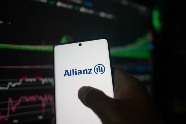 Dhaka, Bangladeş 20 Şubat 2026: Arkaplanda Allianz logosu gösteren el kamerası