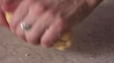 Bir kız hamur fırında kurabiye için hazırlar