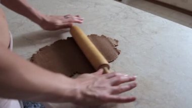 Bir kız hamur fırında kurabiye için hazırlar