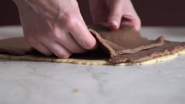 Девушка готовит тесто, чтобы испечь печенье — стоковое видео