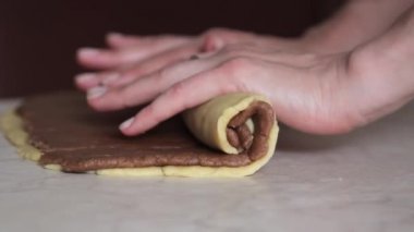 Ev hanımı kurabiye pişirmeye hamur döner