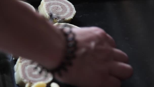 Ama de casa pone las galletas en una bandeja para hornear — Vídeo de stock