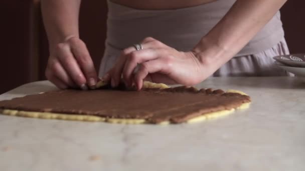 Ama de casa se convierte en rollo de la masa para hornear galletas — Vídeos de Stock