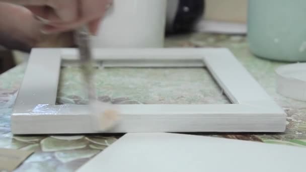 Meisje schildert een doos van de verf van handgemaakte — Stockvideo