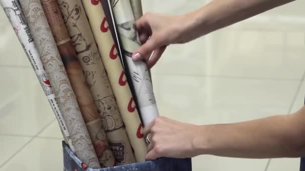 Fille met des rouleaux de papier d'emballage dans la boîte — Video