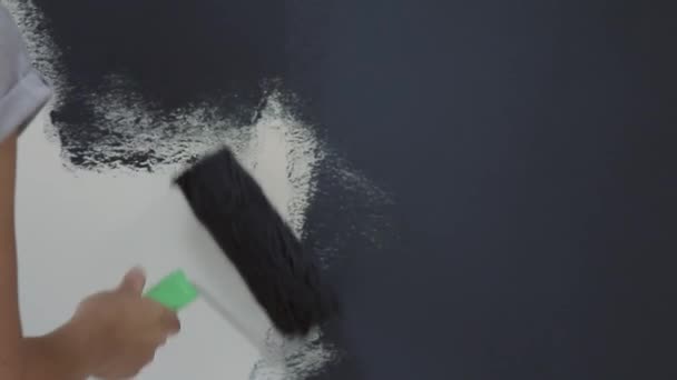 Flicka målar väggen med paint roller — Stockvideo