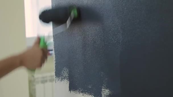 Flicka målar väggen med paint roller — Stockvideo