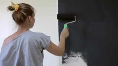 Kız boya duvar boya silindiri ile