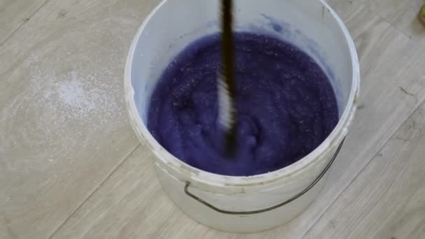 Mixing wallpaper paste — Stock Video