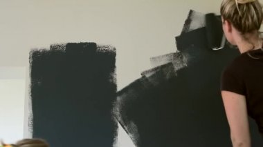 Kızlar silindirleri ile duvar boyası