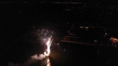 Şehir ışıklarının arka planındaki havai fişeklerin üst görünümü