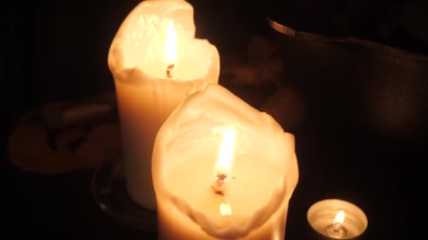 Mistyczne świece woskowe na stole czarowników — Wideo stockowe