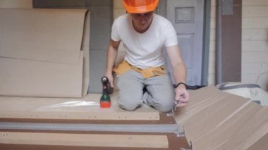 Bir işçi yatak odasına yatak yapar.