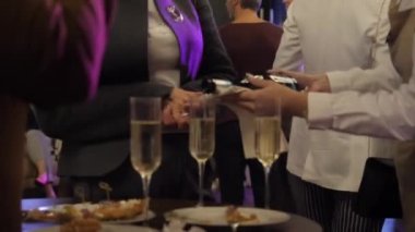 Garson bir ziyafette kadehlere şarap doldurur.