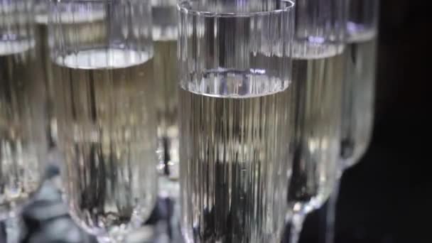 Burbujas de champán en un primer plano de copa. — Vídeos de Stock