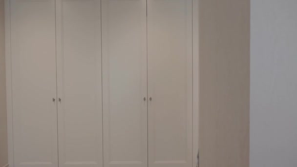Egy férfi kinyitja a szekrényét. — Stock videók