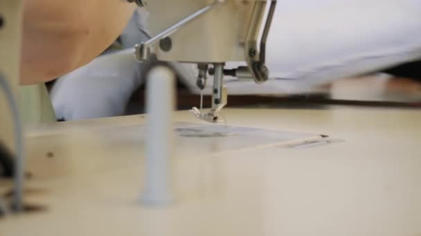 Een naaister werkt op een industriële naaimachine. — Stockvideo
