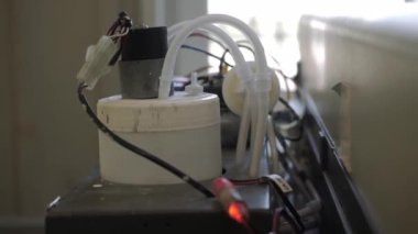 Bir sürü garip tüpleri olan sanayi makinesi.