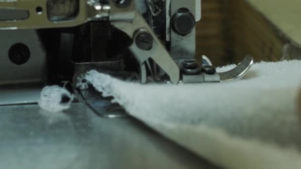 재봉틀에서 일하는 하수 압축기 — 비디오