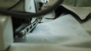 Dikiş makinesinde çalışan terzi.