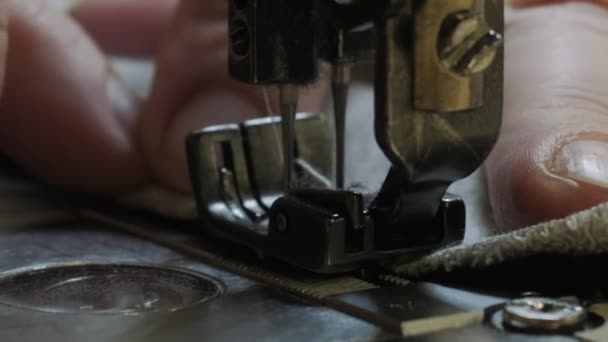 Μια μοδίστρα δουλεύει σε μια βιομηχανική ραπτομηχανή.. — Αρχείο Βίντεο