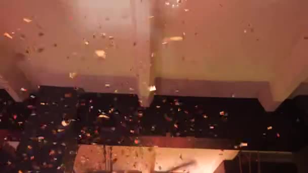 Konfetti von einem Feuerwerkskörper in einem Nachtclub — Stockvideo