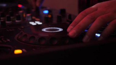 Bir partide DJ müzik çalar
