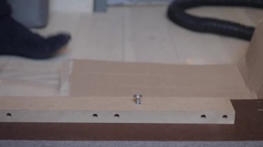 Bir işçi yatak odasına yatak yapar.