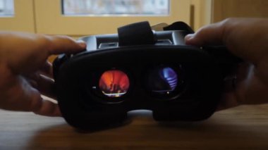 Erkekler sanal gerçeklik gözlüklerini masaya koyarlar..