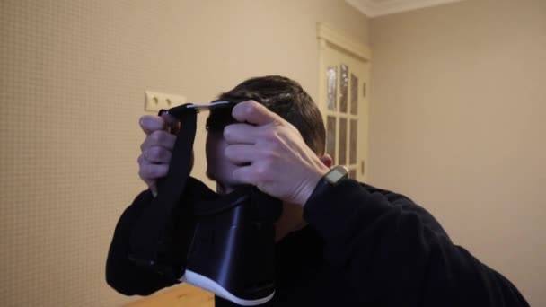 Bir adam sanal gerçeklik gözlüğü takıyor.. — Stok video