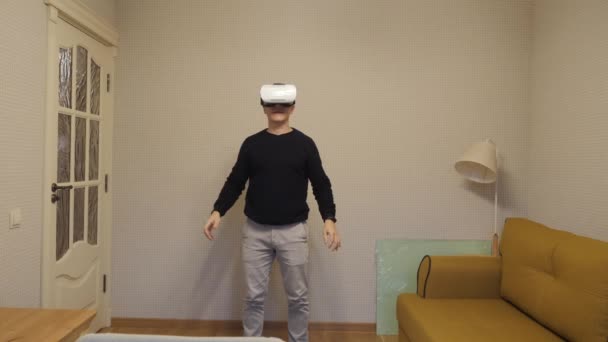Een man draagt een virtual reality bril. — Stockvideo