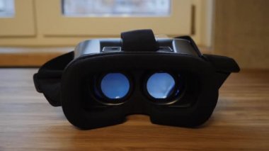 VR gözlükleri masanın üstünde.