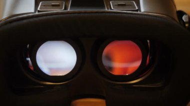 VR gözlükleri masanın üstünde.