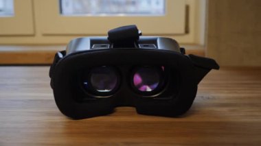 Sanal gerçeklik gözlükleri masanın üstünde..