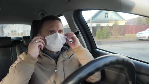 El hombre en el coche se quita la máscara médica y se ve muy molesto. — Vídeos de Stock