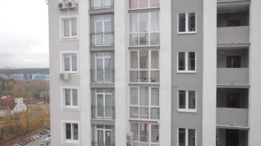 Komşu yüksek binaların penceresinden görünüm.