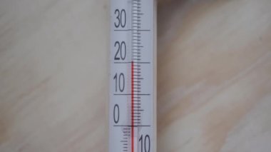Oda civa termometresi yaklaşık 20 derece ısı gösteriyor..