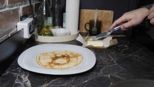 Cocinar panqueques para el desayuno en la cocina — Vídeo de stock