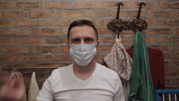 Ritratto di un uomo in maschera medica primo piano. — Video Stock