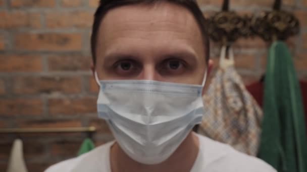 Portrait d'un homme dans un masque médical gros plan. — Video