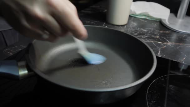 Palacsintát főzök reggelire a konyhában. — Stock videók