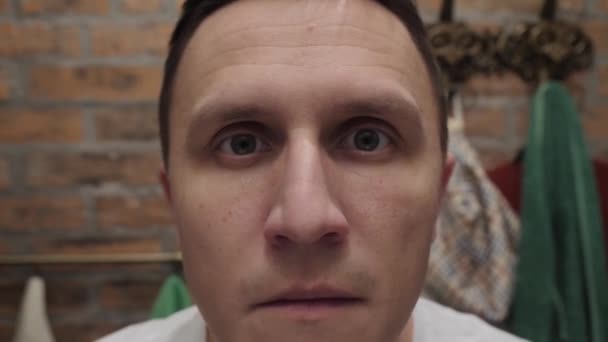 Portretul unui bărbat care se uită la camera de aproape — Videoclip de stoc