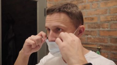 Adamın biri burun boşluğundan test yaptırıyor..
