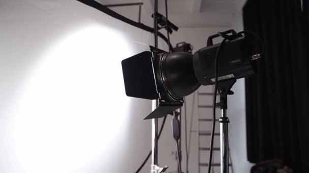 The lighting fixture in the photo Studio shines on the reflector. — Stock Video