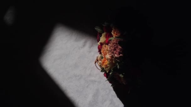 バラと結婚指輪の花束 — ストック動画