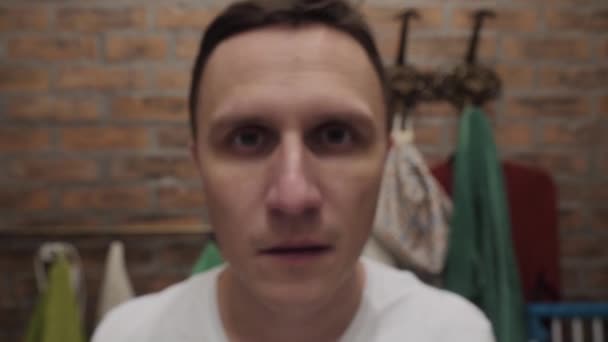 Portret van een man die de camera van dichtbij bekijkt — Stockvideo