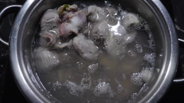 Kawałki podrobów z kurczaka są gotowane w rondlu — Wideo stockowe