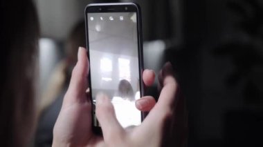 Bir öğrenci akıllı telefonuyla fotoğraf çekiyor. Sınıfta bir sınıf.