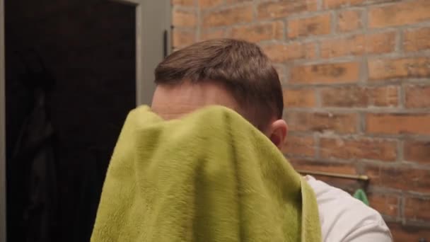 The man wipes his face with a towel. — Stock Video